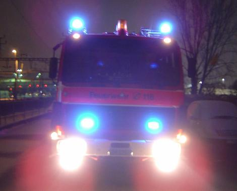 Feuerwehrfahrzeug mit Blaulicht